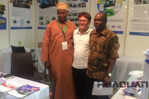 趙立增先生在坦桑尼亞電力展現場與客戶合影