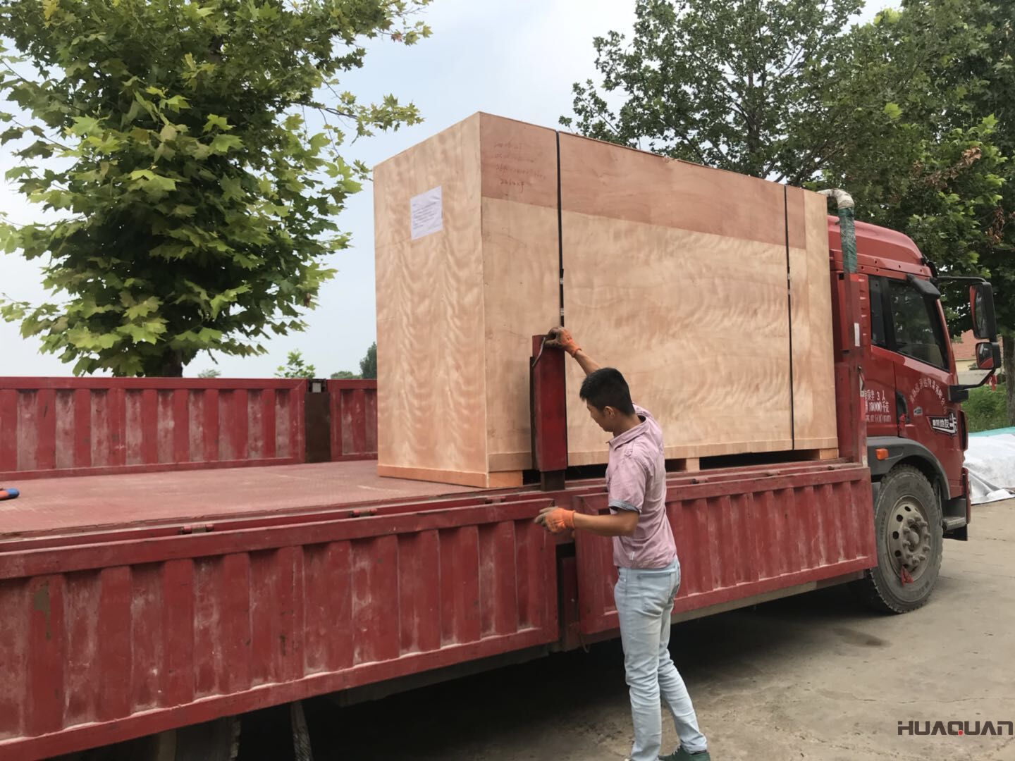 7月24號一臺HQ100GF標配型柴油發(fā)電機組發(fā)往山西