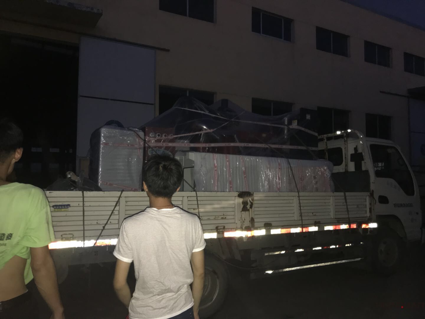 一臺250kw自動化型柴油發電機組于7月31號發往遼寧