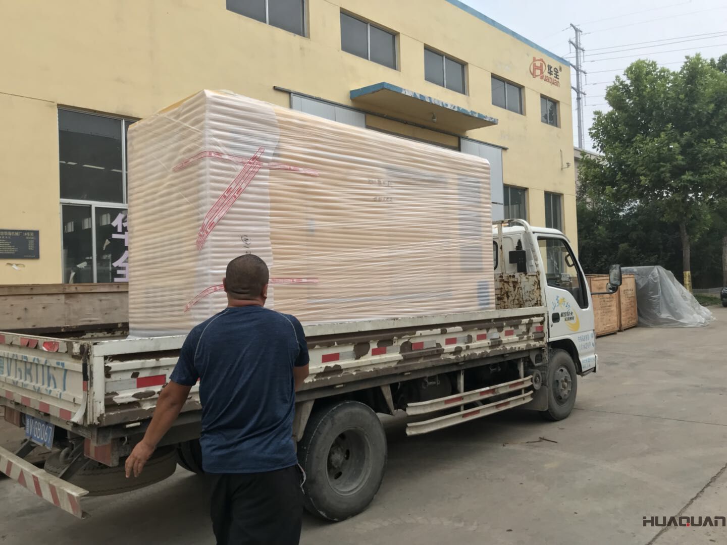 一臺100kw立柜式柴油發(fā)電機(jī)組8月1日從華全動力順利發(fā)往廣東省