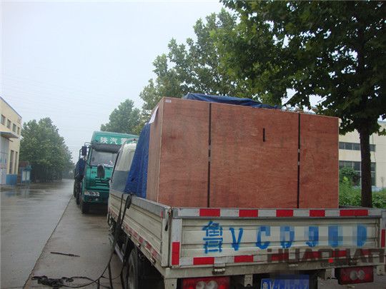 華全發電機組冒雨發貨