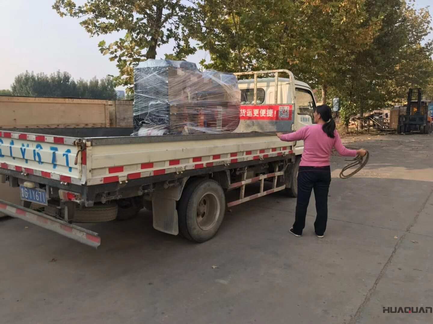 一臺(tái)40kw標(biāo)配柴油發(fā)電機(jī)組于10月25日從華全動(dòng)力順利發(fā)往江蘇