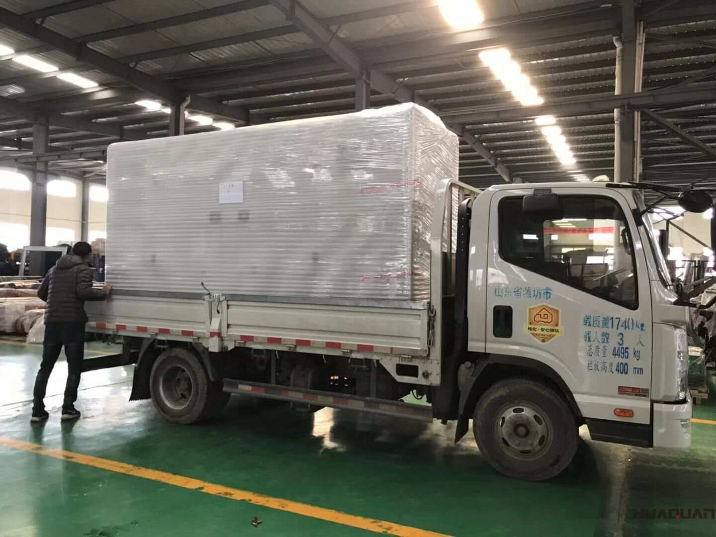 11月15日，楊先生從華全動力采購的一臺260kw靜音箱柴油發電機組已經承購發往河北省