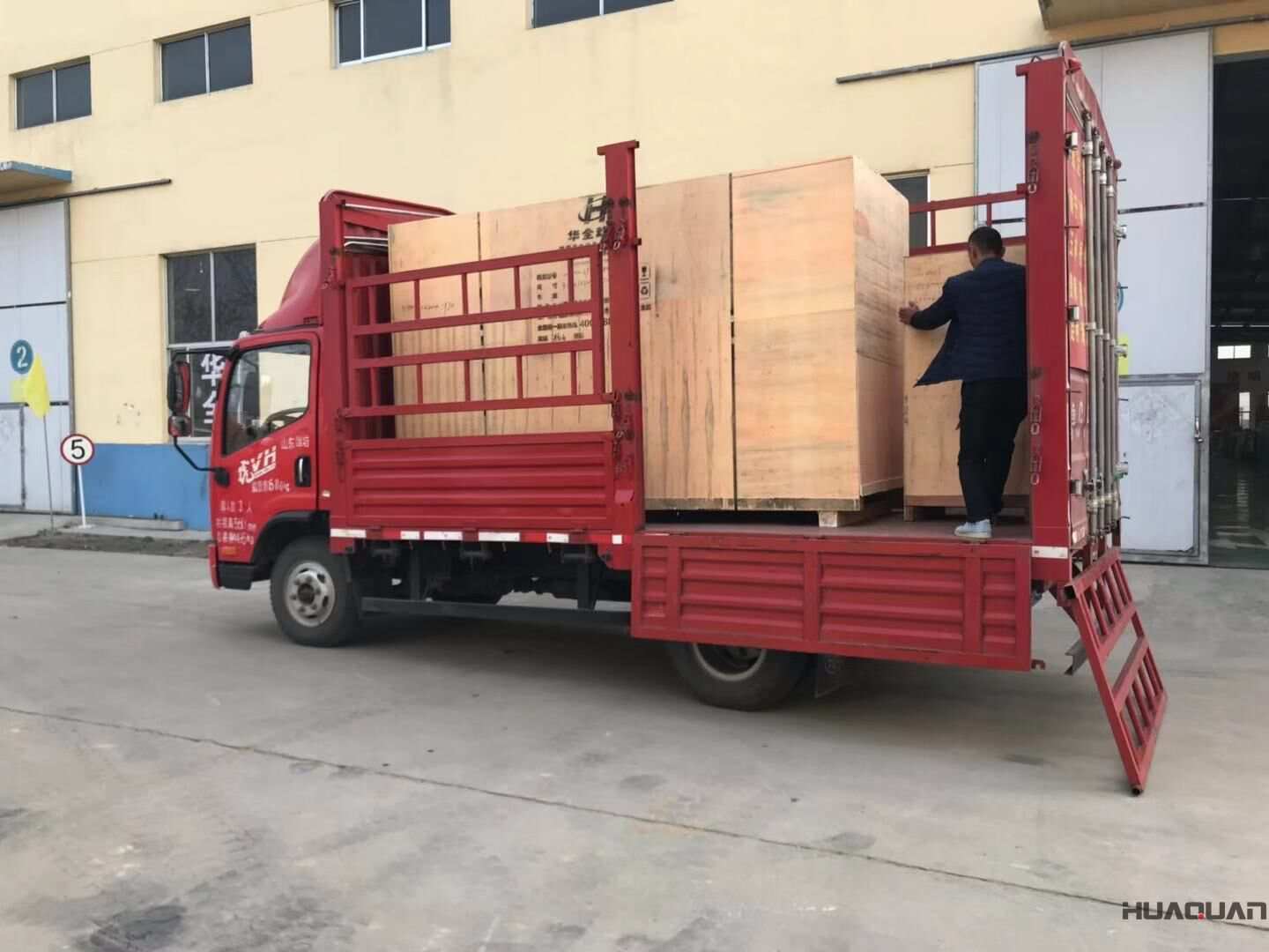 黃先生從華全動力訂購的250kw自動化柴油發電機組已于11月28日順利發往廣西