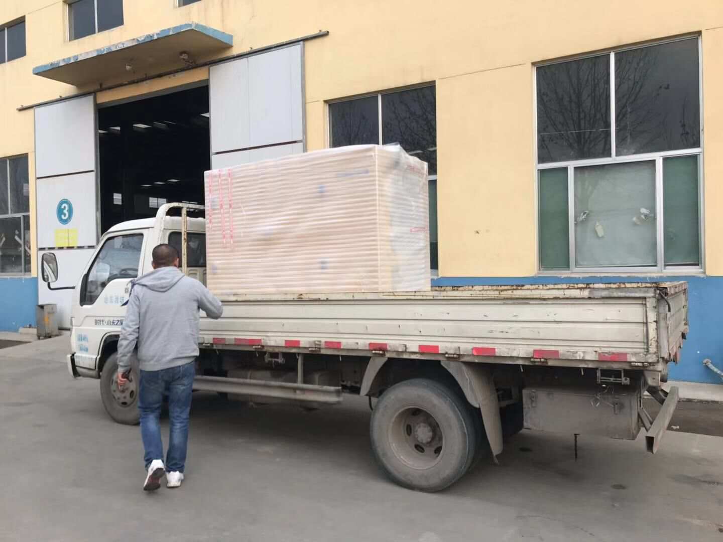 12月8日，華全動力一臺10kw立柜靜音柴油發電機組成功發往廣東省