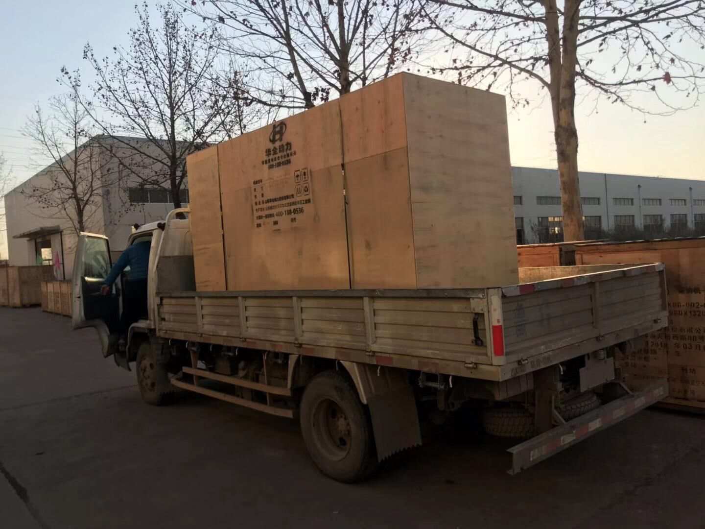  近北方地區用電量大幅度上升，這不華全動力一臺600kw靜音型柴油發電機組已于12月21日順利發往北京