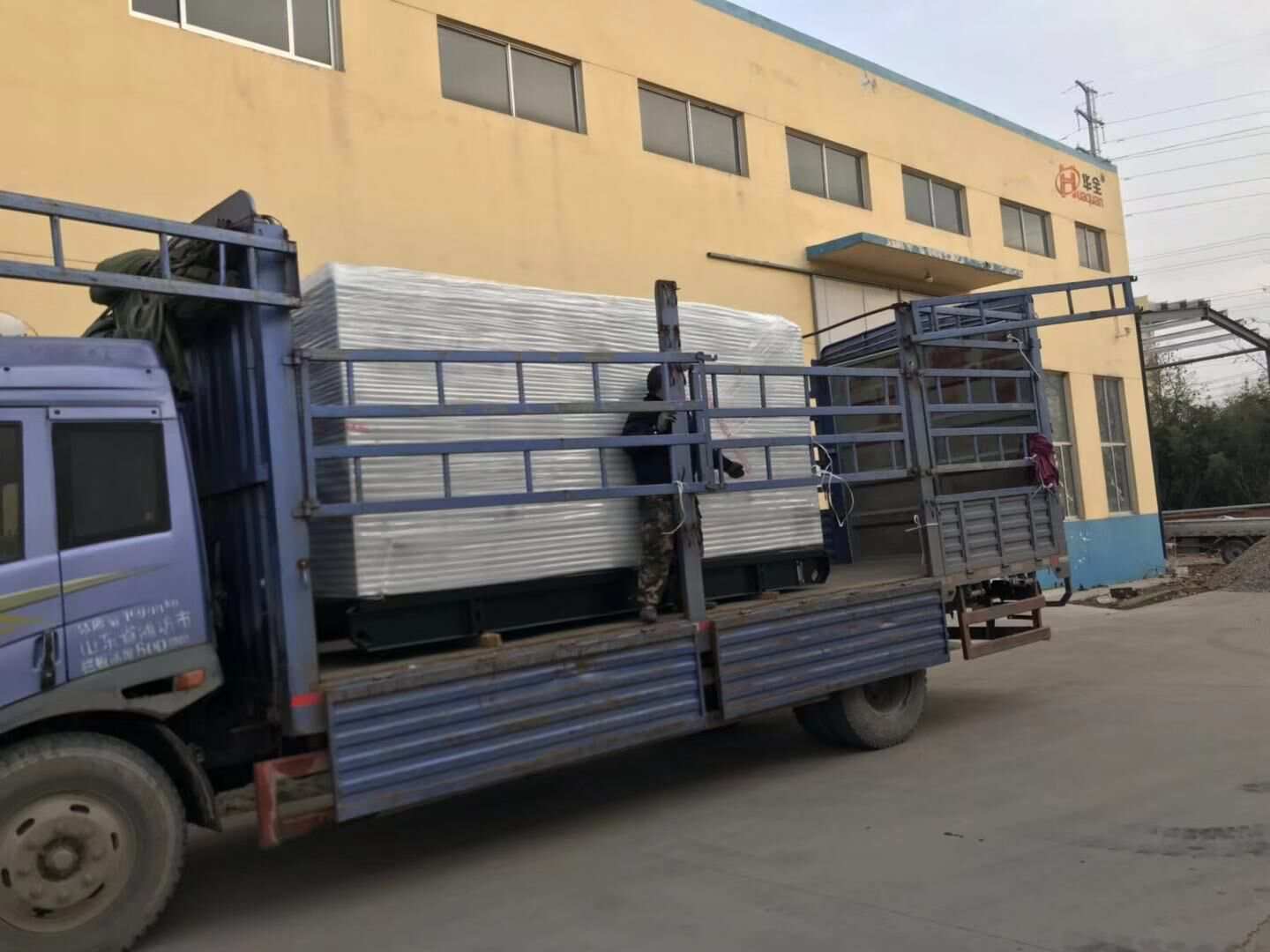 12月24日，天津劉先生從華全動(dòng)力采購的一臺(tái)256kw防雨棚柴油發(fā)電機(jī)組順利發(fā)往目的地