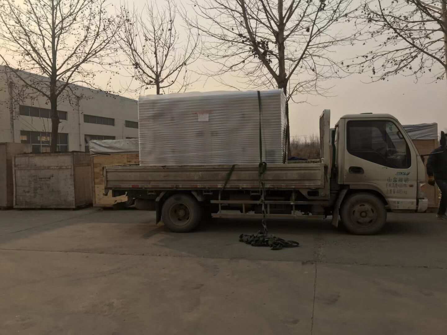 1月4日，山東省陳先生從華全動力采購的100kw靜音箱柴油發(fā)電機(jī)組成功發(fā)往目的地