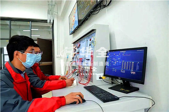 華全應(yīng)急發(fā)電機(jī)組研發(fā)團(tuán)隊(duì)