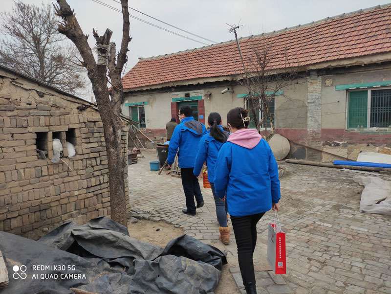 華全動力黨支部一行向困難群眾送去花生油、大米和美酒禮盒等禮品