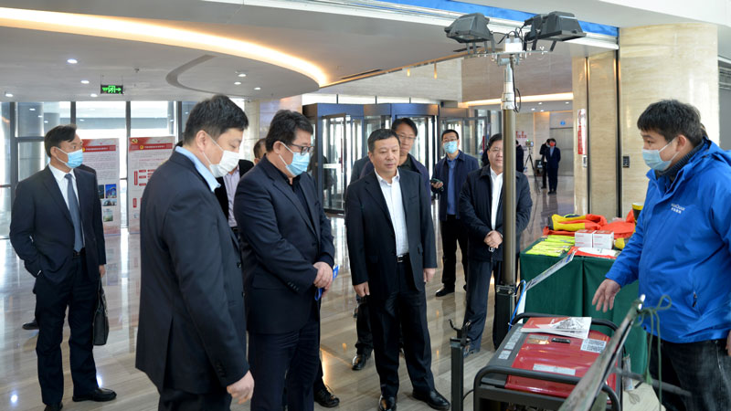 濰坊市領(lǐng)導(dǎo)蒞臨華全動力展位，詳細詢問公司發(fā)展情況、產(chǎn)品情況等