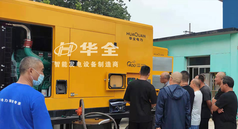 走進(jìn)河北某公共事業(yè)管理處，華全工作人員調(diào)試兩臺(tái)400千瓦發(fā)電機(jī)組